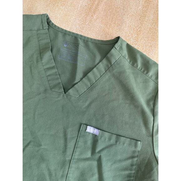 Figs Chisec Three-Pocket Scrub Top - Picture 2 of 6